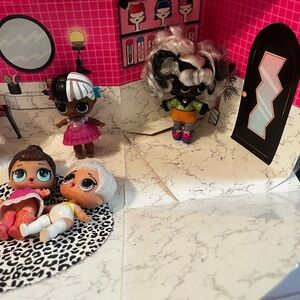 LOL Surprise Play Play-set Fold out Salon with 6 dolls included